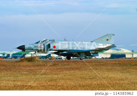 着陸する航空自衛隊のF-4EJ改戦闘機 114385962