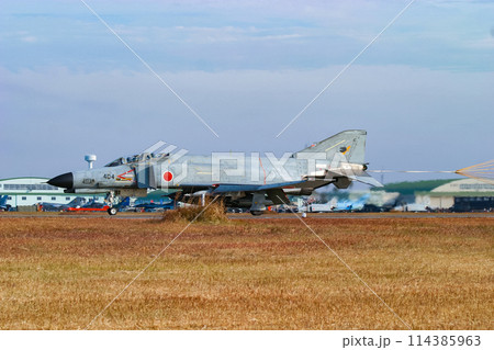 着陸する航空自衛隊のF-4EJ改戦闘機 着陸する航空自衛隊のF-4EJ改戦闘機 114385963