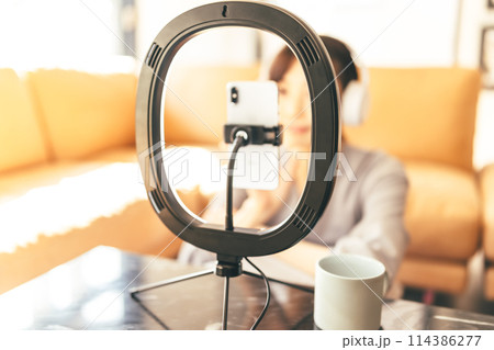 配信をする女性 114386277