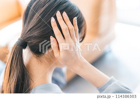 女性ポートレート 114386303