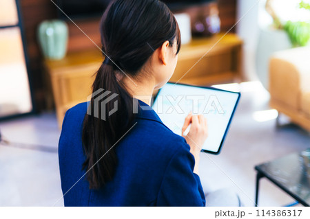 女性のポートレート 114386317