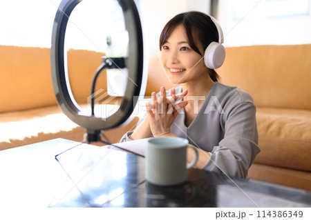 配信をする女性 配信をする女性 114386349