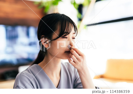 女性ポートレート 114386359