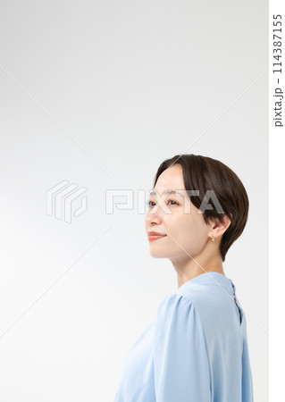 笑顔の女性 ビジネス キャリアウーマン 笑顔の女性 ビジネス キャリアウーマン 114387155
