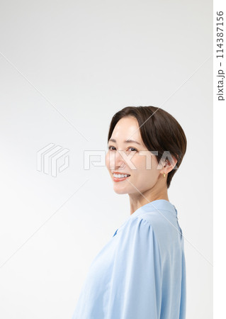 笑顔の女性　ビジネス　キャリアウーマン 114387156