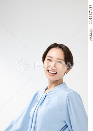 笑顔の女性　ビジネス　キャリアウーマン 114387157