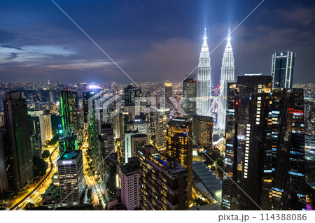 マレーシア クアラルンプールの夜景 ペトロナスツインタワー マレーシア クアラルンプールの夜景 ペトロナスツインタワー 114388086