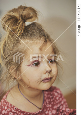 Charming child made makeup with felt-tip pens at home 114390171