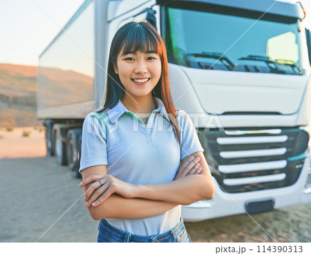 トラックの前でポーズを取るトラックの女性ドライバー_2 114390313
