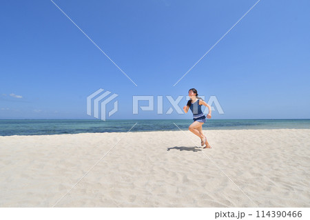 ビーチで走る女の子（フィリピン、パンダノン島） 114390466