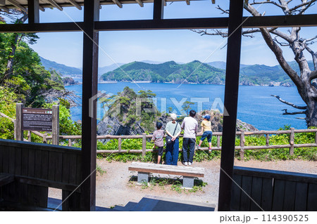 「岩手県」穴通磯を展望台から眺める家族 碁石海岸 「岩手県」穴通磯を展望台から眺める家族 碁石海岸 114390525