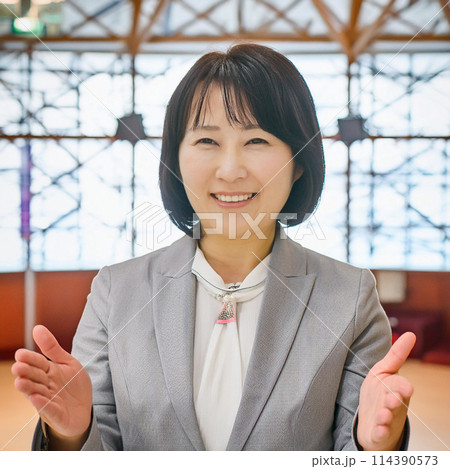 現場からニュースを伝える女性キャスター_3 114390573