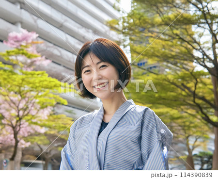 屋外で予報を伝える女性気象予報士_4 114390839