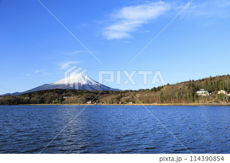 山中湖畔から望む冬の晴れた空と雪化粧する厳冬の富士山 114390854