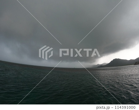 悪天候、前線の通過　空の様子 114391000