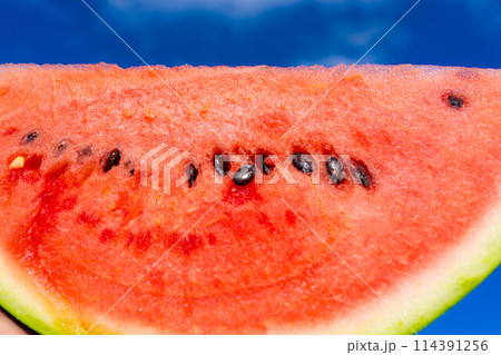 【夏素材】スイカと青空【長野県】 114391256