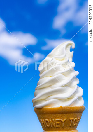 【食べ物素材】高原の濃厚ソフトクリームと青空【長野県】 【食べ物素材】高原の濃厚ソフトクリームと青空【長野県】 114391312