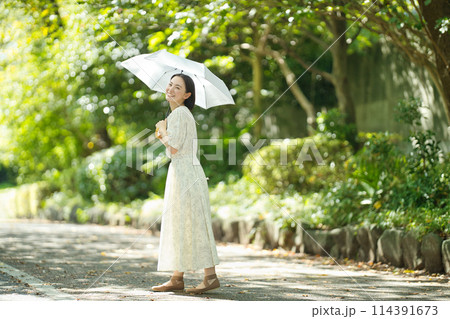 日傘をさす若い女性 114391673