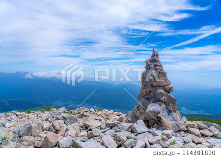 【登山素材】山にあるケルンと青空【長野県】 114391810