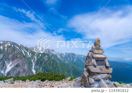 【登山素材】山にあるケルンと青空【長野県】 114391812