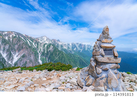 【登山素材】山にあるケルンと青空【長野県】 【登山素材】山にあるケルンと青空【長野県】 114391813