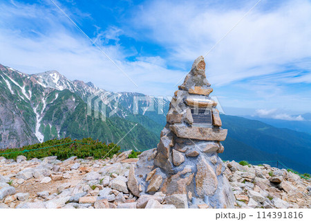 【登山素材】山にあるケルンと青空【長野県】 114391816