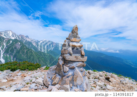 【登山素材】山にあるケルンと青空【長野県】 【登山素材】山にあるケルンと青空【長野県】 114391817