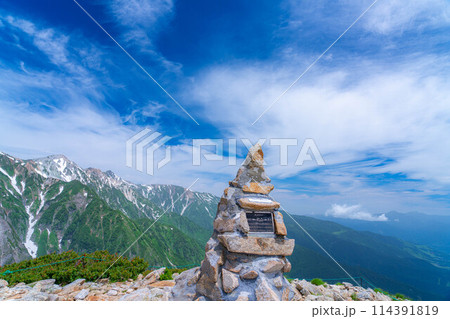 【登山素材】山にあるケルンと青空【長野県】 【登山素材】山にあるケルンと青空【長野県】 114391819