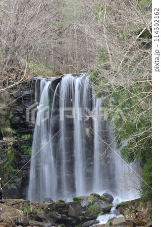 滝の水飛沫　涼しい清流のマイナスイオン風景 114392162