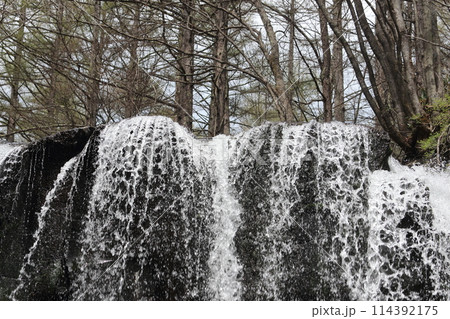 滝の水飛沫 涼しい清流のマイナスイオン風景 滝の水飛沫 涼しい清流のマイナスイオン風景 114392175