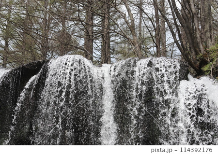 滝の水飛沫　涼しい清流のマイナスイオン風景 114392176
