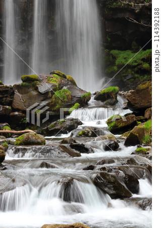 滝の水飛沫　涼しい清流のマイナスイオン風景 114392188