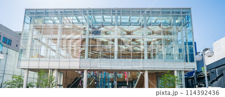 「青森県」八戸まちなか広場 「マチニワ」に飾られた鯉のぼり 114392436