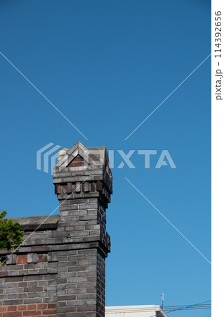 古い日本の民家のレンガのうだつ 114392656