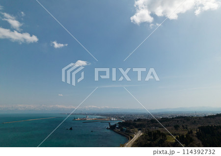 空撮　雨晴海岸の紺碧の海と渚と地平線 114392732