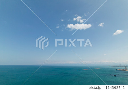 空撮　雨晴海岸の紺碧の海と渚と地平線 114392741