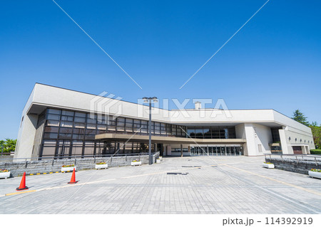「青森県」快晴の青空と八戸市公会堂の風景 114392919