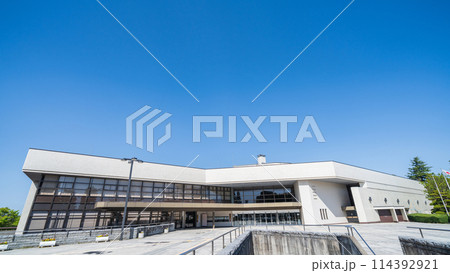 「青森県」快晴の青空と八戸市公会堂の風景 114392921