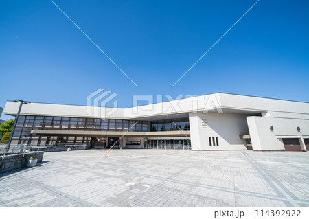 「青森県」快晴の青空と八戸市公会堂の風景 114392922