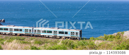 「青森県」種差海岸を走る八戸線の列車 「青森県」種差海岸を走る八戸線の列車 114393086