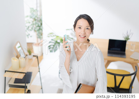 スマホで電話をする30代女性 114393195