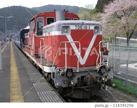 樽見鉄道 淡墨桜臨時列車（TDE10）の写真素材 [114393256] - PIXTA