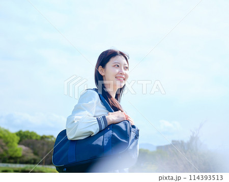 空を見上げる女子高生 空を見上げる女子高生 114393513