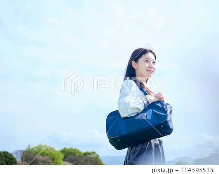 空を見上げる女子高生 114393515