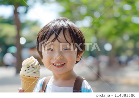 夏の暑い日にアイスクリームを食べる男の子 AI画像 114393580