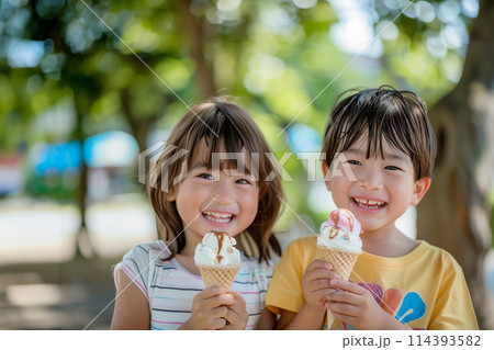 夏の暑い日にアイスクリームを食べる子供たち AI画像 夏の暑い日にアイスクリームを食べる子供たち AI画像 114393582