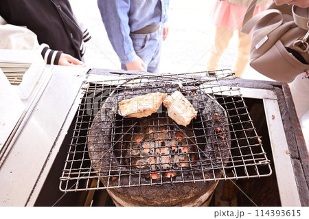 干物を七輪で焼く 114393615