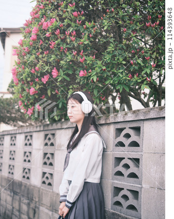 帰宅路で音楽を聴く女子高生 帰宅路で音楽を聴く女子高生 114393648