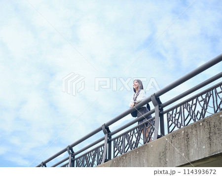 屋上に立つ女子高生 屋上に立つ女子高生 114393672