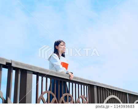 屋上に立つ女子高生 屋上に立つ女子高生 114393683